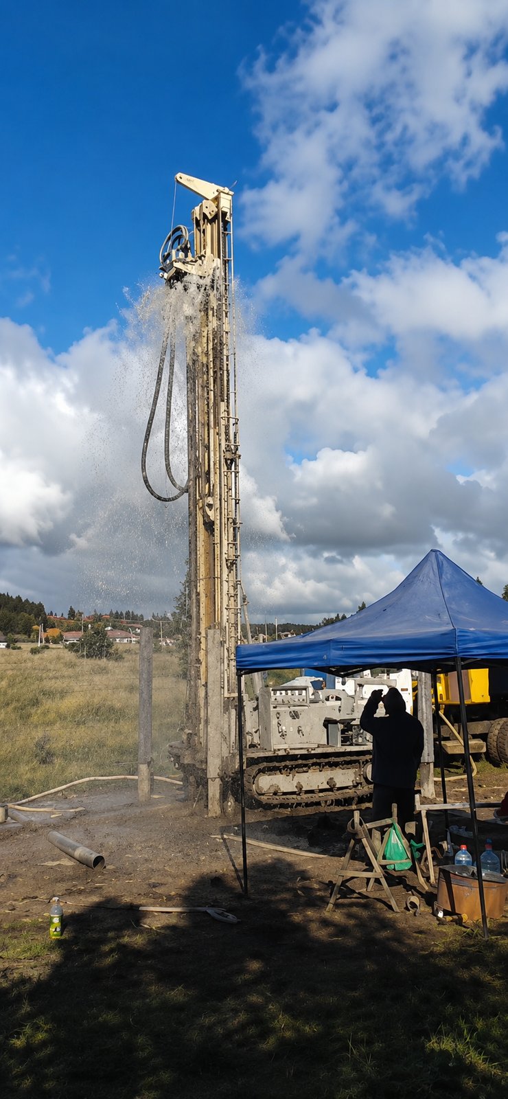 Perforación PERFOTEK con chorro de agua a presión y cielo despejado