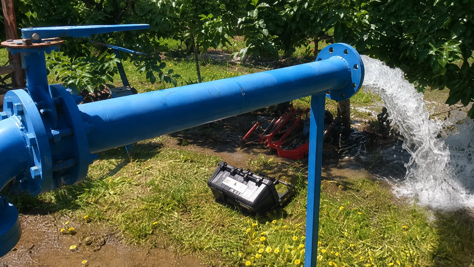 Cañería de pozo PERFOTEK con agua limpia saliendo en huerto
